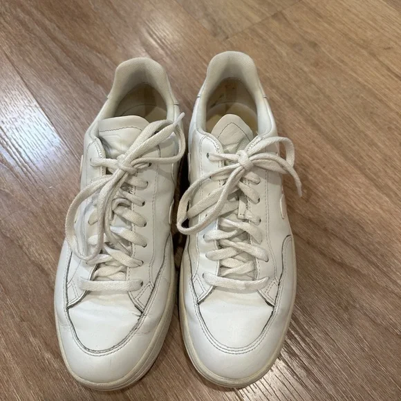 Veja V-90 Sneakers - Picture 5 of 5